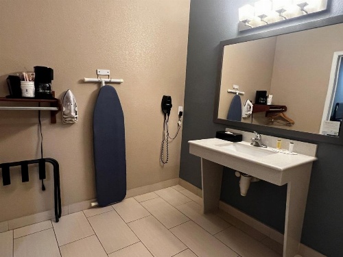 Super 8 by Wyndham Center image 11