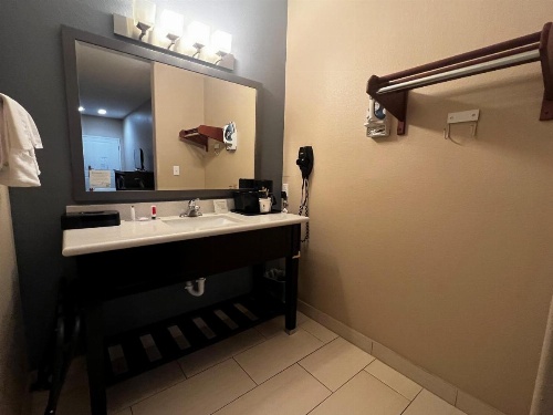 Super 8 by Wyndham Center image 14