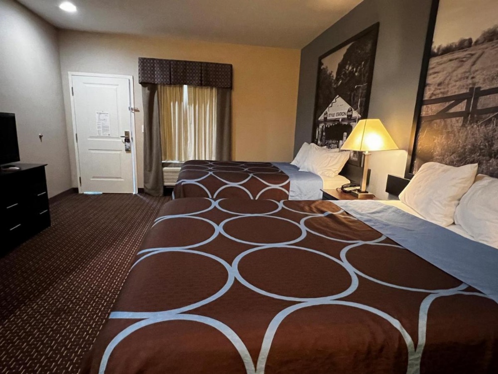 Super 8 by Wyndham Center Image 17