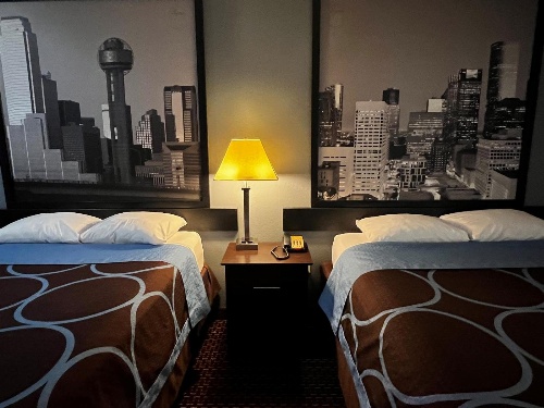 Super 8 by Wyndham Center image 2