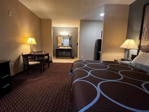 Super 8 by Wyndham Center image 23