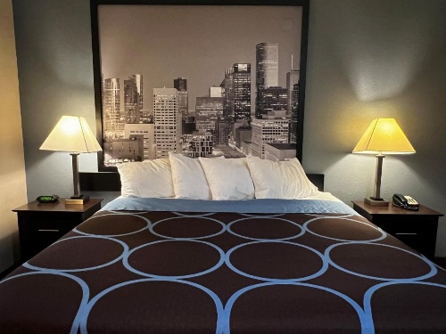 Super 8 by Wyndham Center image 29