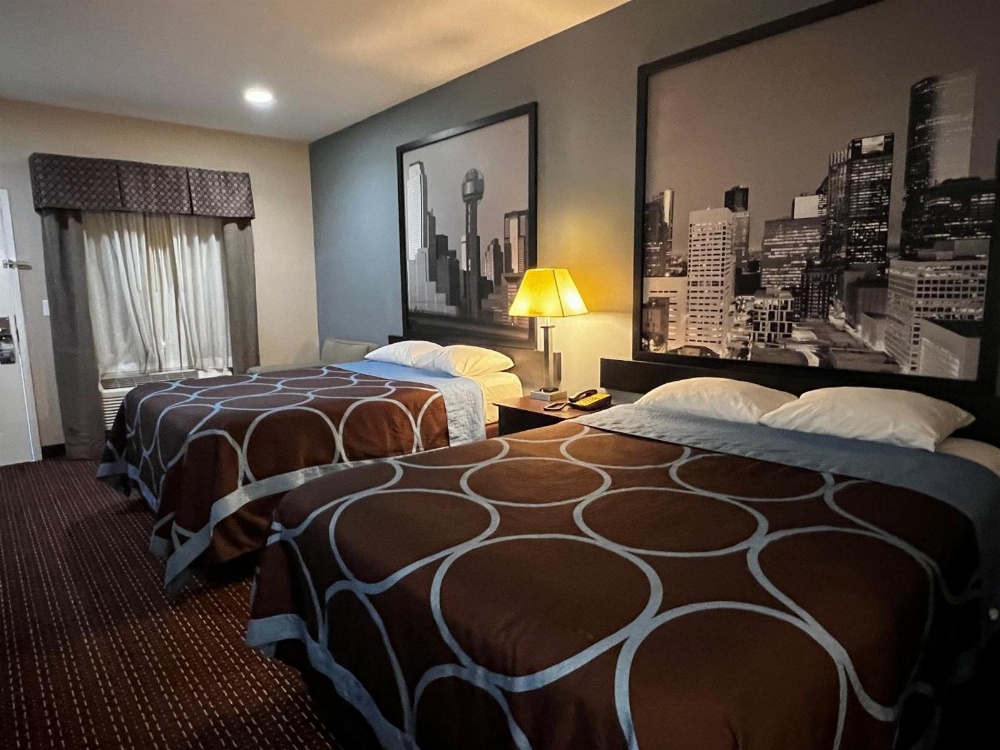 Super 8 by Wyndham Center Main image