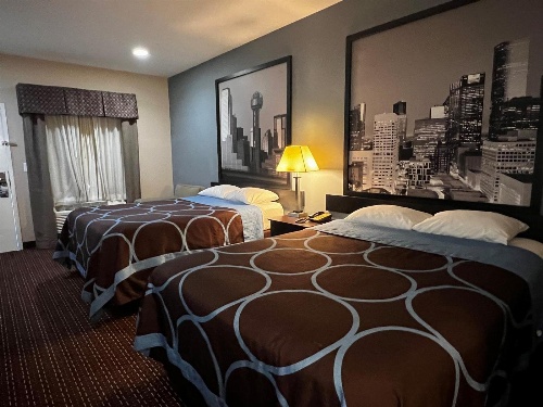 Super 8 by Wyndham Center image 3