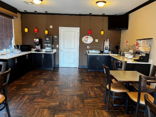 Super 8 by Wyndham Center image 31