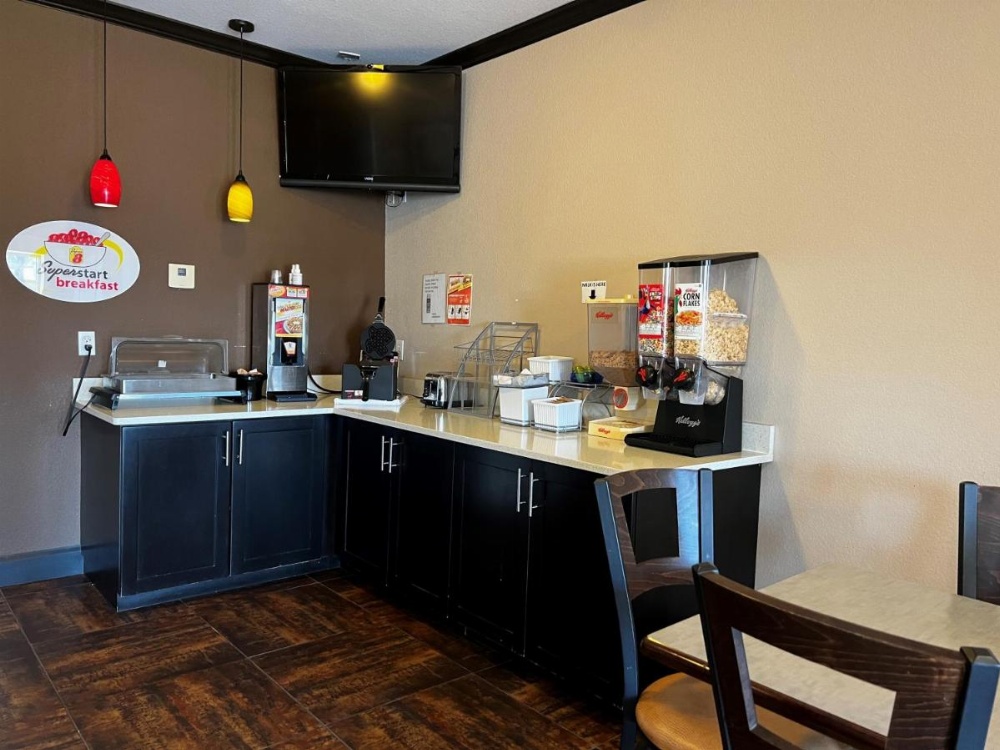 Super 8 by Wyndham Center Image 32