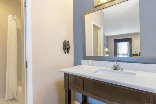 Super 8 by Wyndham Center image 33